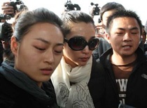 李钰身着婚纱永别人世 男友汪雨亲献挽联_华语_电影网_1905.com