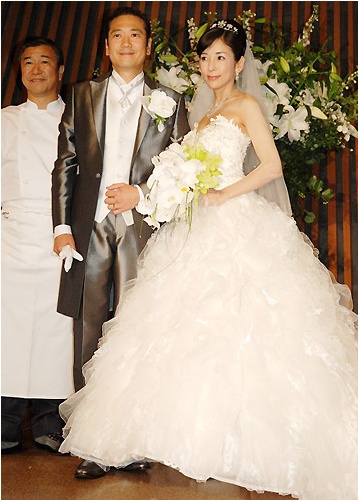 川岛直美与丈夫喜结连理 打造亿万奢华婚宴_韩