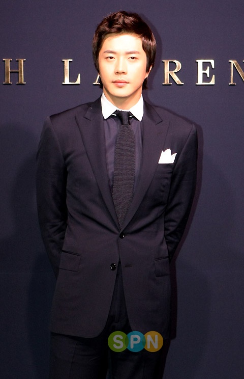 权相佑有望接班李小龙 《青蜂侠》中演加藤_