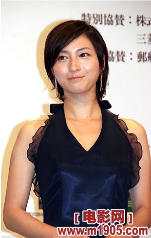 广末凉子蓝色露背长裙出席晚会 称不会闪婚_