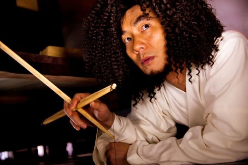 任贤齐新片变身东方爱因斯坦 爆炸头造型雷人