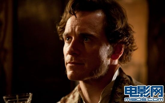 新版《简爱》放海量剧照 万磁王牵手爱丽丝_