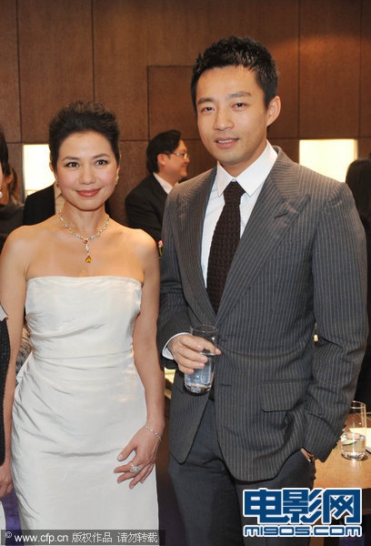 钟楚红戴200万珠宝高雅尊贵 汪小菲捧场耍帅_华语_电影网_1905.com