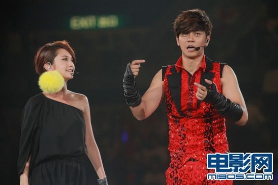 罗志祥香港开个唱故意摔倒 在杨丞琳怀中玩撒娇