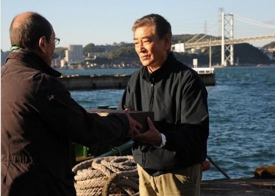 高仓健《只为了你》海边杀青 拍戏中遭遇台风