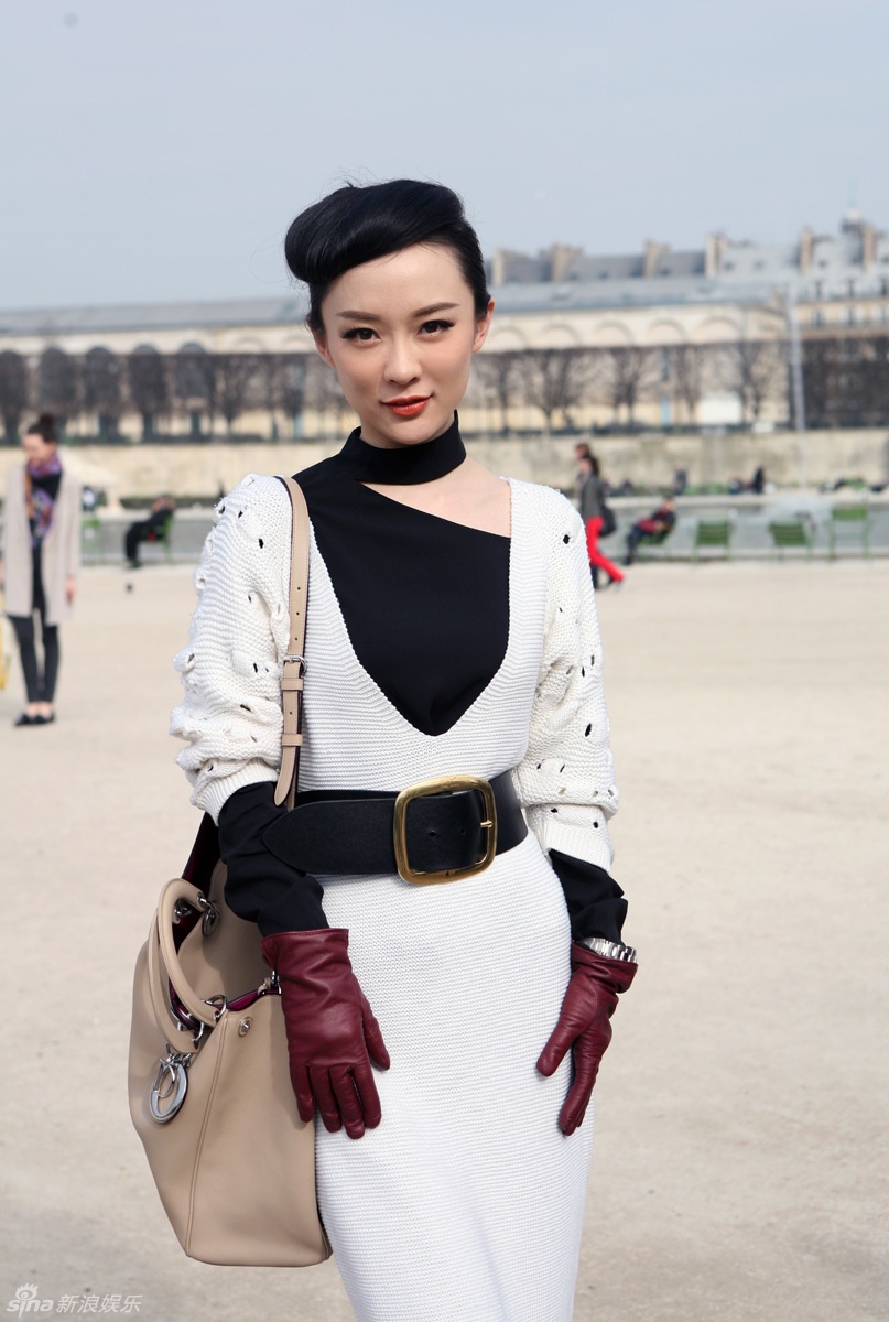霍思燕巴黎时装周狂吸睛 黑白长裙尽显复古优雅