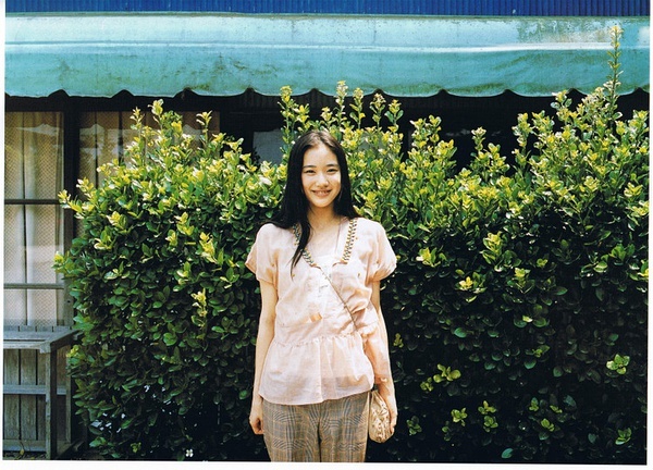岩井俊二导演的爱将.2004年主演《花与爱丽丝,凭借该片荣获
