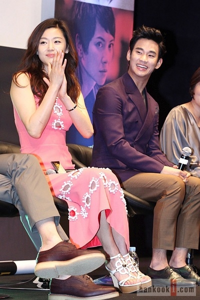 《盗贼同盟》发布会 全智贤婚后首亮相美艳动人