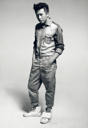 形容一个人表面做好事实际却是干坏事的成语