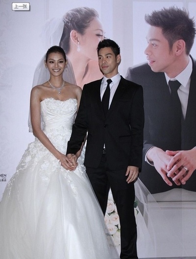 名模林嘉绮自曝已怀孕 挺四月大肚跑品牌发布