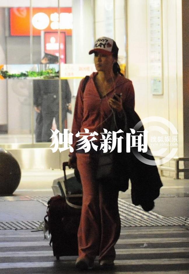 莫小棋返京百万豪车接驾 与新男友激吻旁若无人