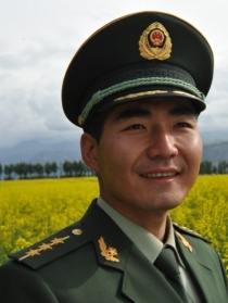 界碑下的村莊