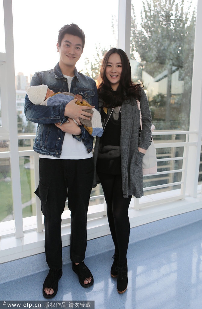 霍思燕19日剖腹产下8.3斤男婴 老公激动落泪