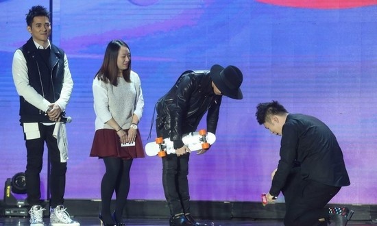 杜海涛不认跪拜权志龙错 疑戴MLGB帽谩骂网友