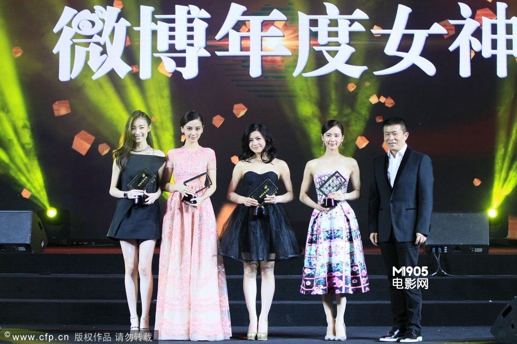 北京,1月15日,2013微博之夜活动,当晚群星璀璨,令人目不暇接。Angelababy、倪妮、刘诗诗、刘雨欣等女星盛装亮相,Angelababy穿透视粉裙,女神范的同时又难掩她自身的少女气质;倪妮身穿简约的一字领短裙,造型大气而又不失女人味;刘雨欣身穿白色小洋装大方秀豪乳,而刘诗诗无疑是全场的焦点,她不但选择了性感抹胸裙现身,还与男友吴奇隆并肩而坐,两人深情对视,还不时低头耳语,十足甜蜜模样。当被问到两个人的婚事打算时,刘诗诗大方表示:“顺其自然,反正我们蛮公开的。”