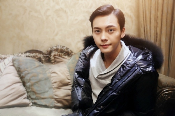 陈伟霆29岁生日与粉丝同度过 同床演唱大搞暧