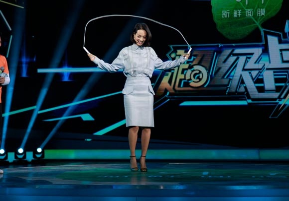 《超级战队》朱丹穿高跟鞋跳绳(图)