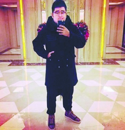 鞠萍22岁儿子近照曝光 戴黑框眼镜身材魁梧(图)