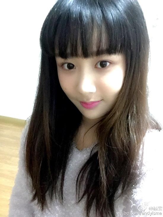 杨紫晒清纯自拍秀尖下巴 3月9日,杨紫晒出长发披肩美照,并称“每次去看奶奶压力都很大…因为每次去,奶奶都会看着我的脸用手比划着说:“你这张大胖脸…………”当然今天也没能逃过这句话……”。 照片中的杨紫齐刘海造型十分可爱,以前有些婴儿肥的小雪竟然有了尖下巴,脸也并未像她自嘲的那样显胖。网友评论道:“脸一点都不胖啦”,“女神好