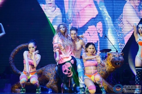 张惠妹台北小巨蛋开唱 右脚扭伤硬塞高跟鞋