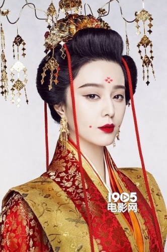 《杨贵妃》由导演十庆执导,十庆,田壮壮,张艺谋共同完成,范冰冰,黎明