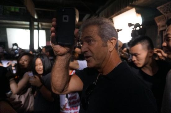 在7月7日的媒体探班中,梅尔·吉布森坐在监视器前,与导演和制片人相谈甚欢。据主演陈伟霆透露,梅尔·吉布森一下飞机就看了演员们已经拍摄完成的部分,并且会和演员交流,提出疑问。看来他已经迅速进入艺术总监的角色。 梅尔·吉布森难得来一次中国,难道只以幕后顾问的身份参与《大轰炸》?他的回答是:“对,这次不会参演,不必要。”梅尔·吉布森笑言:“已经有很多很棒的演员,如果想要一个稍微老一点的美国演员,你们已经有布鲁斯&midd