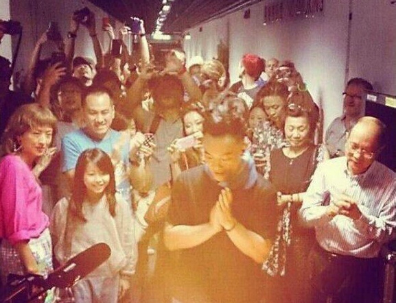 陈奕迅庆41岁生日 吹蜡烛表情夸张搞笑(图)_滚