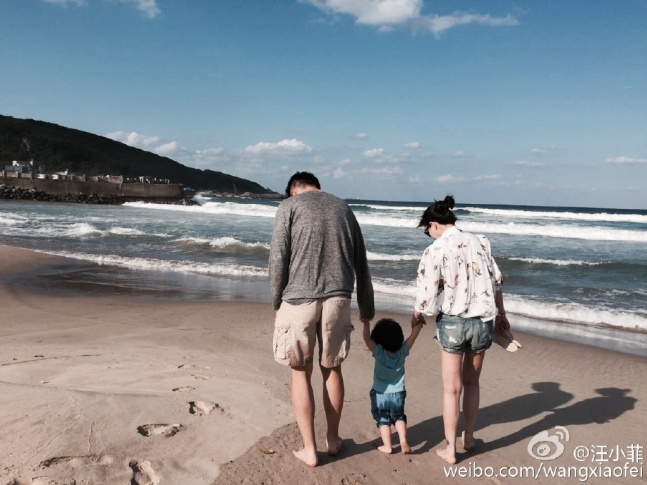 9月11日晚,汪小菲微博晒出与大s及女儿在海边的照片,并配文"小玥儿