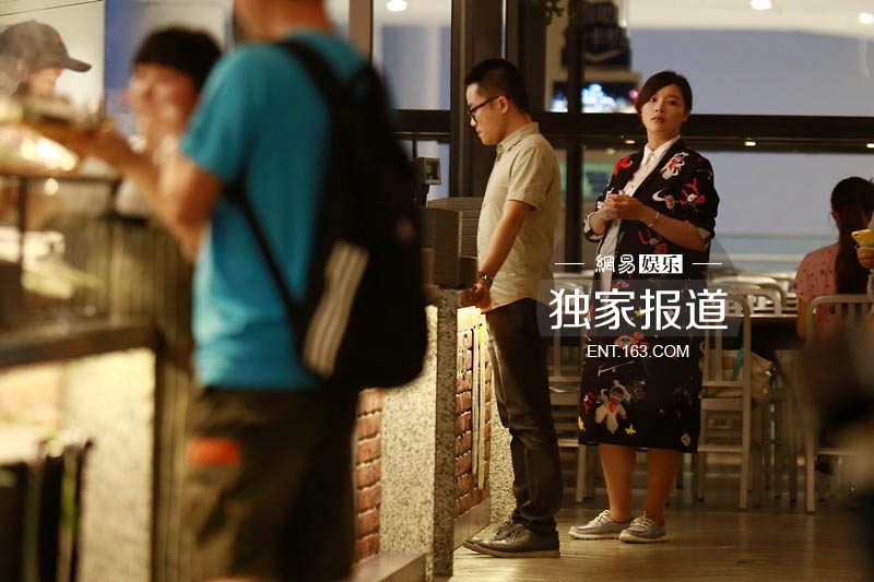 陆川妻子胡蝶怀胎九月挺巨肚陪公婆吃大排档_华语_电影网_1905.com