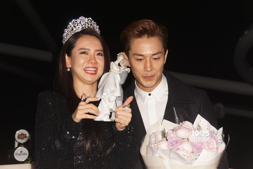 戚薇过生日与李承铉现场热吻 戴皇冠变美艳女王