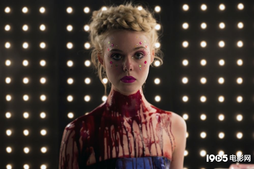 《霓虹恶魔》曝新剧照 艾丽·范宁妖艳血腥来袭_好莱坞_电影网_1905.com