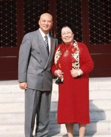 文章来源:华商报 迟重瑞自从与大他十一岁的中国女富商陈丽华结婚后