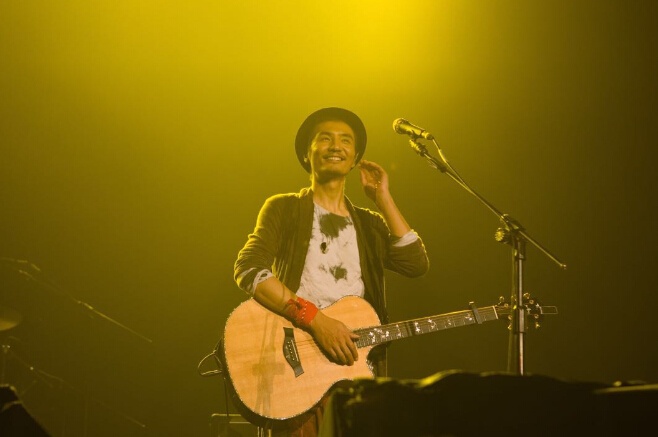 朴树演唱会南京站恰逢生日 妻子扮熊现身送热