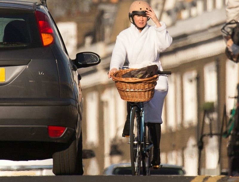 《BJ单身日记3》新片场照 BJ穿浴袍骑自行车