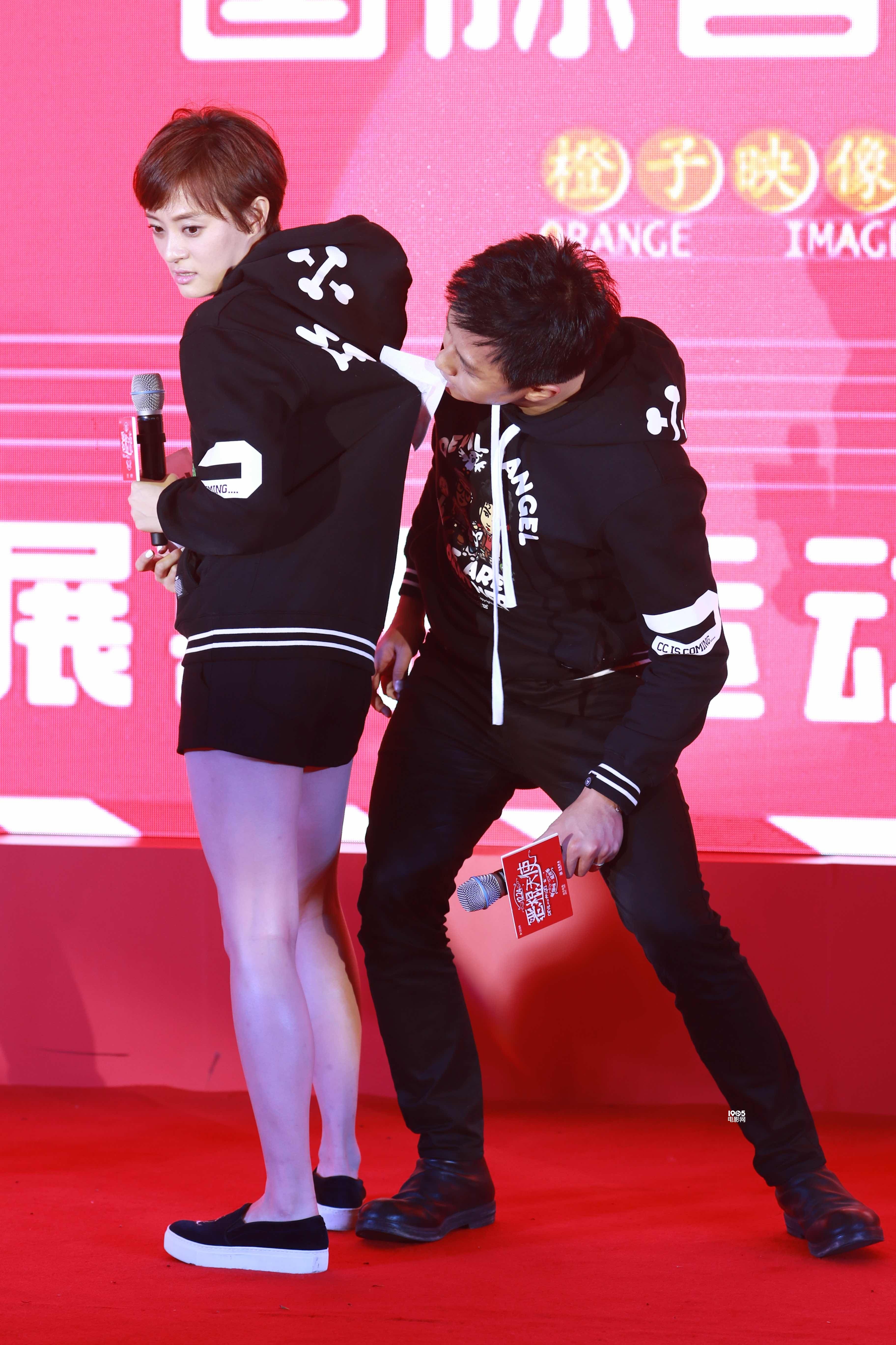 《恶棍天使》上海首映 邓超孙俪手嘴并用撕名牌_华语_电影网_1905.com