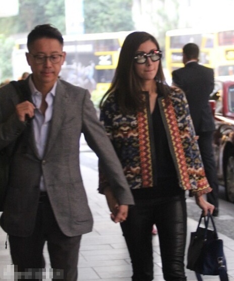 阔太李嘉欣牵老公逛街 十指紧扣秀恩爱_滚动新闻_电影网_1905.com