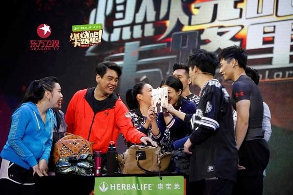 你们是啄木鸟吗?钟丽缇与小男友每天亲亲100