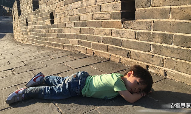 霍思燕带2岁儿子爬长城 嗯哼累趴在地上