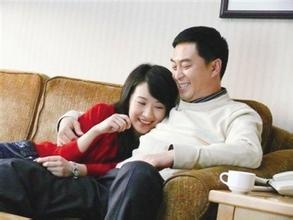 其中有她和《蜗居》宋思明的扮演者张嘉译8年后重遇的照片,并发文称:"