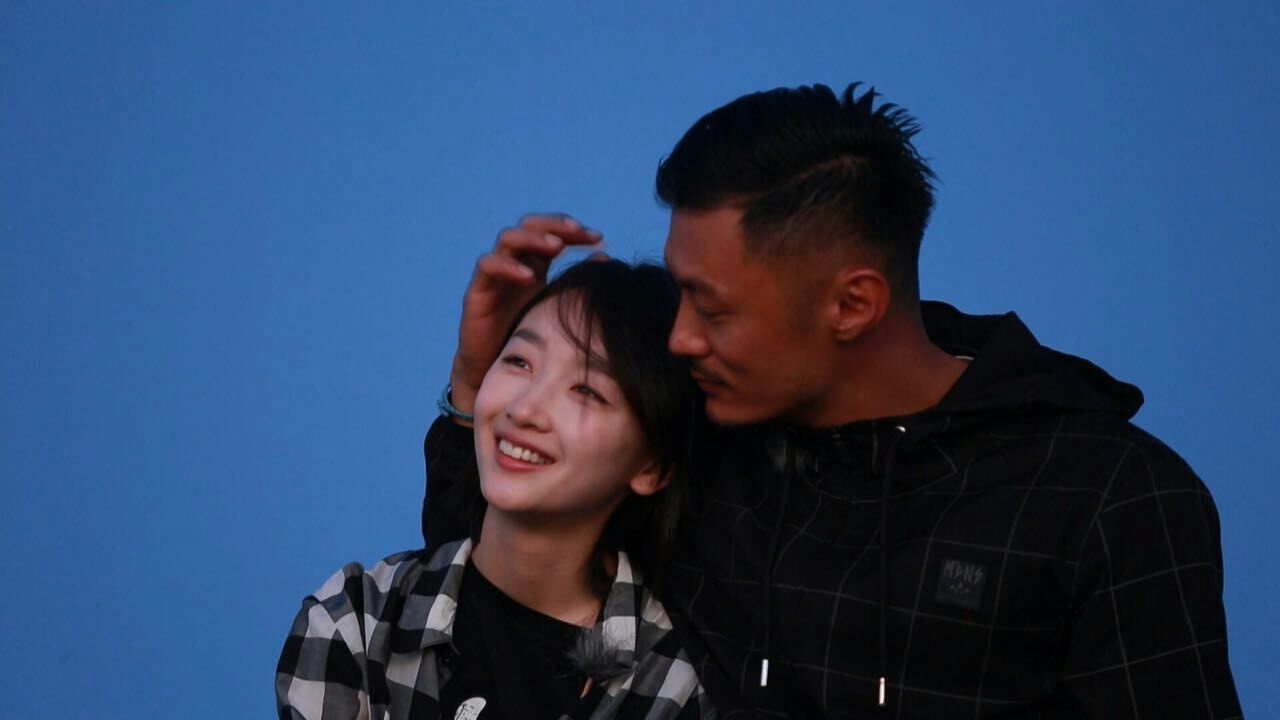 拉手拥抱肢体接触不断 宇宙CP甜蜜登山互动苏