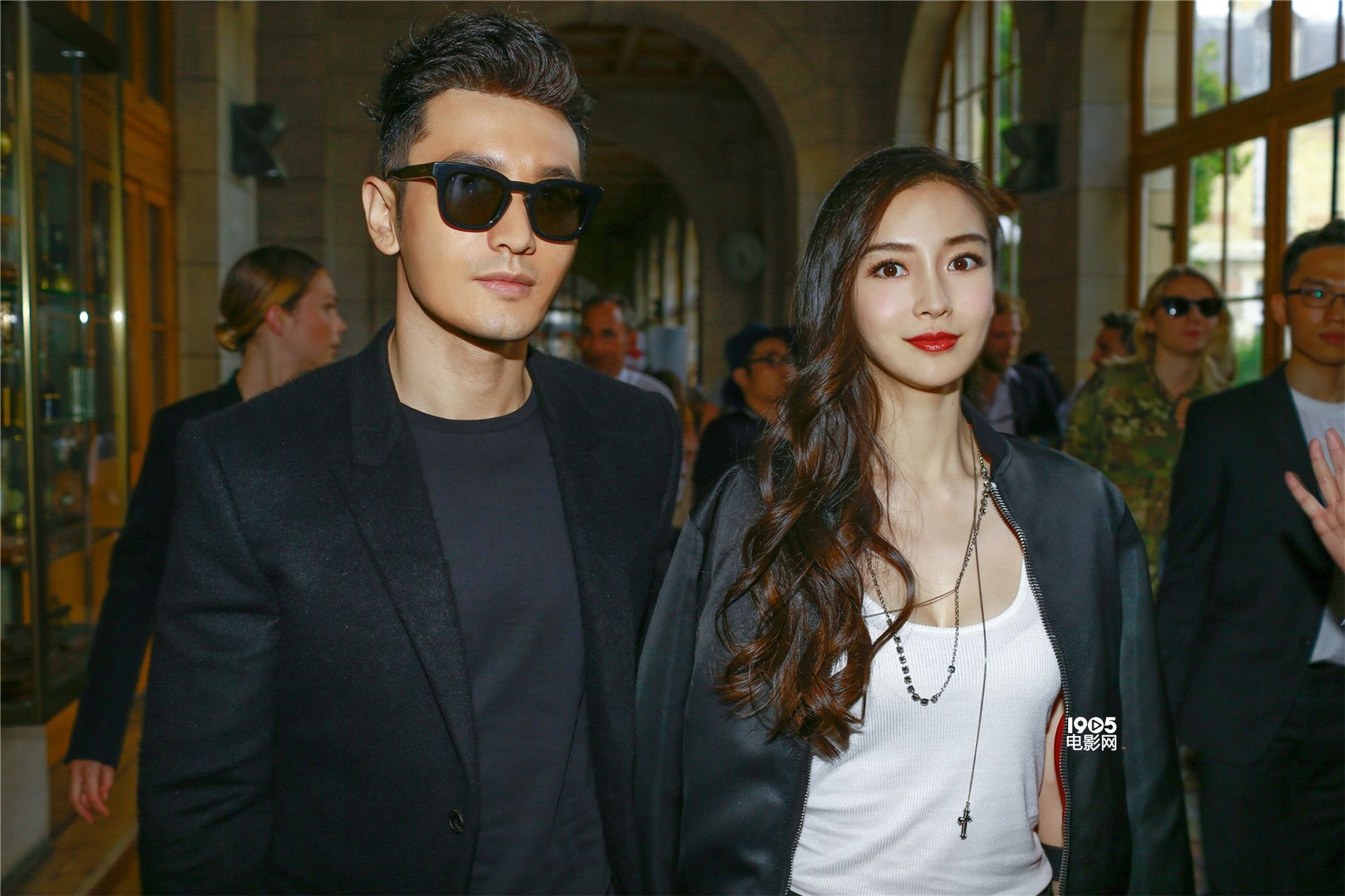黄晓明baby夫妇巴黎看秀 恩爱秀到法国引骚动