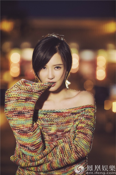 杨子姗夜景街拍 半露香肩潇洒随性_滚动新闻_