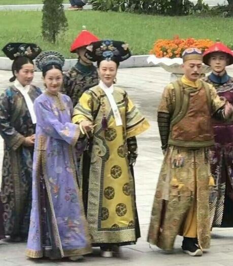 《如懿传》路透曝光 周迅霍建华搀扶邬君梅谈