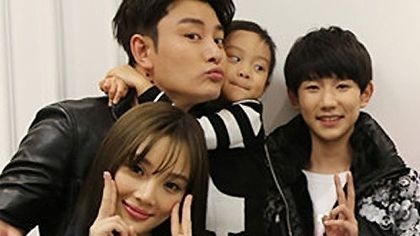 迷妹上线！李小璐一家与王源聚会甜馨打扮美美的