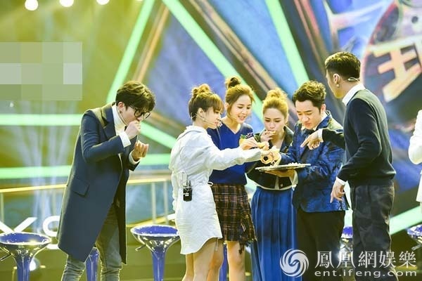 《王牌对王牌》谢霆锋蔡依林满场翻转荷包蛋