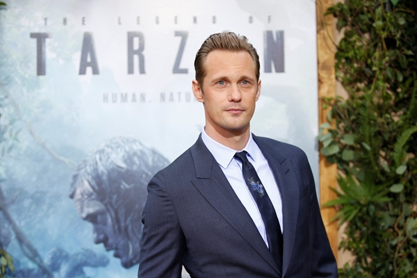 历山大斯卡斯加德加盟netflix新片《持有黑暗》