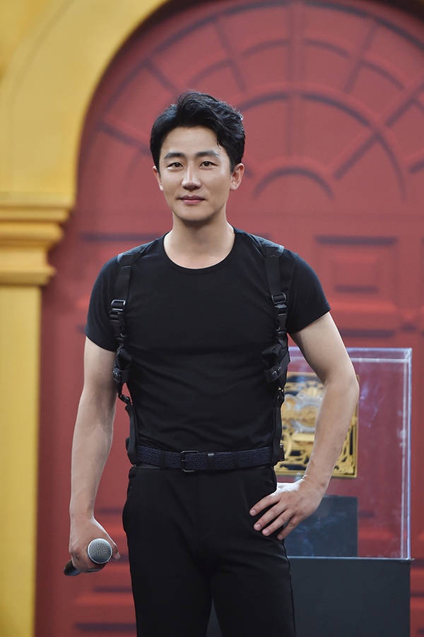 《王牌对王牌》特工专场 六旬张丰毅展示倒立