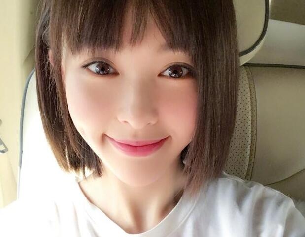 唐嫣 4月22日,唐嫣在微博晒出一张美照,照片中的她剪了一头短发,显得十分俏皮可爱,而一身白色T恤更是显出她一副青春模样。 唐嫣发微博 唐嫣还发文说:“时简虐我千百遍,我待时简如初恋”。原来,目前唐嫣正在拍摄一部新戏,想必这又是一部值得大家期待的作品吧。 但这部戏似乎真的让唐嫣感到虐心,微博发出不久,唐嫣便在评论区留下一张“扎心了”的表情包。网友们赶紧送上安慰:“没事的啦,还是美美哒”、“呼叫罗晋哈哈哈”、