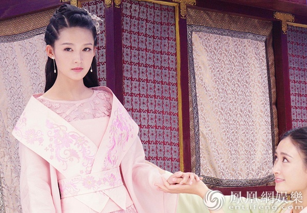 李沁 从《楚乔传》已播出的剧集中看,李沁饰演的“元淳”公主初次登场便惊艳众人,不仅有华丽戏服加持一展公主盛世美颜,还伶牙俐齿上演巧怼“长安五俊”戏码,说话直爽巧舌如簧,却只在“燕洵”哥哥面前才能收起俏皮耿直的本性,秒变温柔可爱、乖巧懂事。嘴上念的、眼里看的、心中爱的全部都是“燕洵”哥哥,深情爱意表露无遗,堪称“燕洵”哥哥五星级迷妹。但是好景不长,当“元淳”发现&