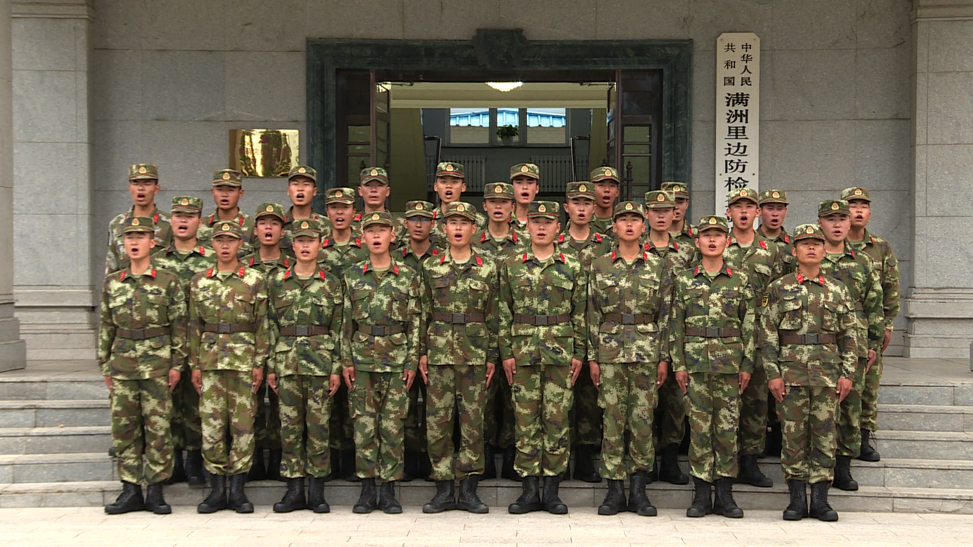 电影频道主播走近边防战士生活 向中国军人敬礼